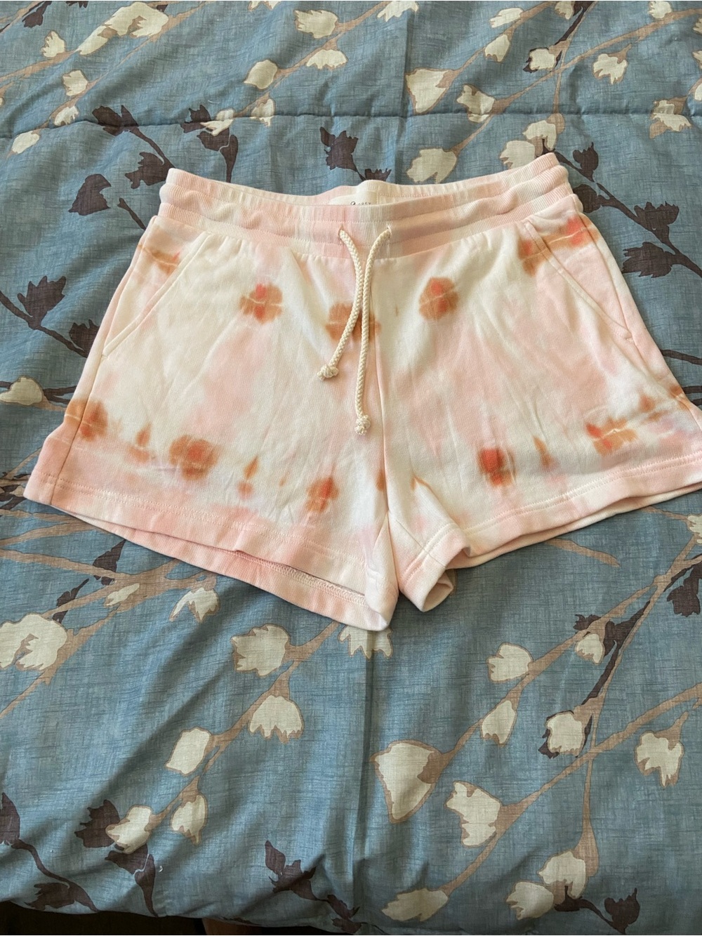 Lou & Grey Pink and Cream Tie-Dye Athletic Lounge Shorts